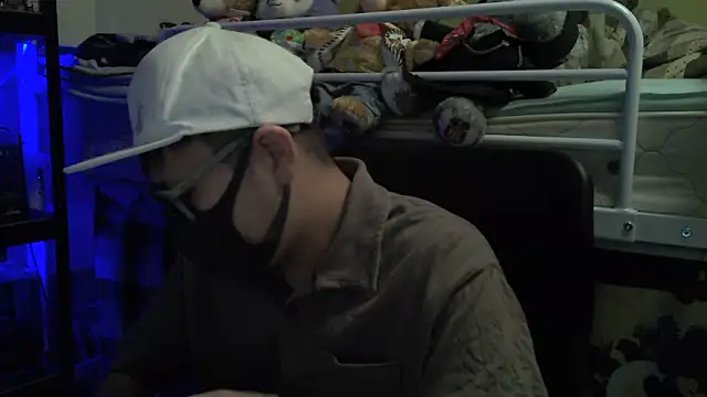 Snapshot of Owl1216 chatting on December 8, 12:52 pm Owl1216 online show from December 8, 12:52 pm