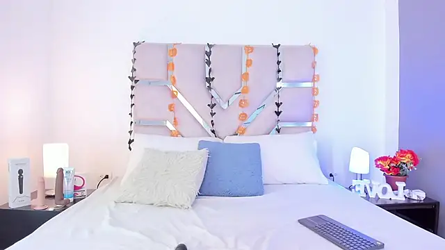 Thayler jones online show from October 31, 11:24 am