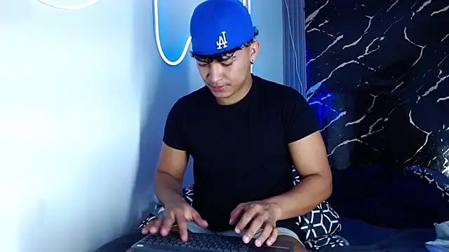 Snapshot of jamescurli_ chatting on October 1, 2:43 pm jamescurli  online show from October 1, 2:43 pm