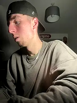 MikesWood21 online show from December 5, 1:36 am