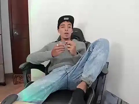 Snapshot of twink_latino5 chatting on March 13, 10:32 pm twink latino5 online show from March 13, 10:32 pm