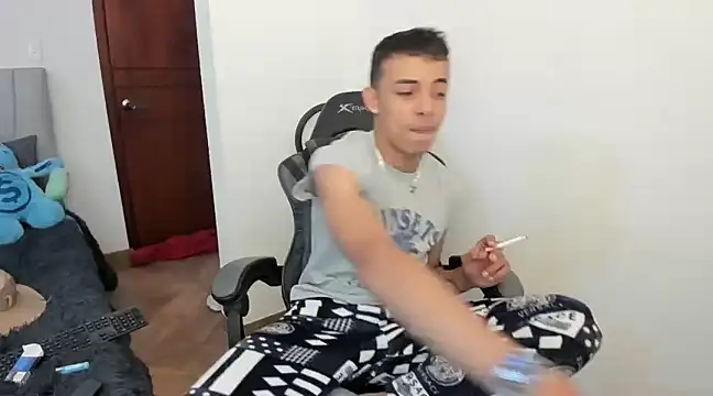 Snapshot of twink_latino5 chatting on January 18, 5:03 am twink latino5 online show from January 18, 5:03 am