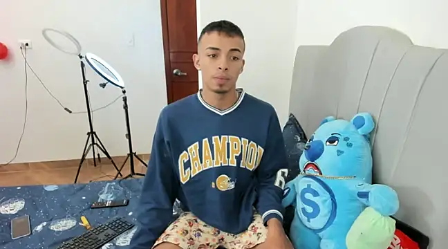 Snapshot of twink_latino5 chatting on December 22, 12:39 am twink latino5 online show from December 22, 12:39 am