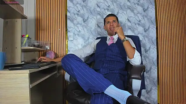 Hideintheoffice online show from May 31, 3:29 am