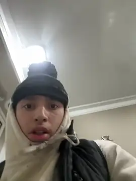 Snapshot of qbaby96 chatting on December 23, 3:18 am qbaby96 online show from December 23, 3:18 am