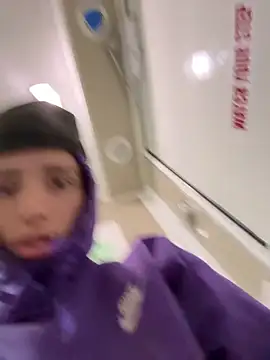 Snapshot of qbaby96 chatting on March 15, 7:20 am qbaby96 online show from March 15, 7:20 am