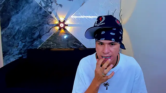 Snapshot of anyelo_waller chatting on December 30, 9:19 pm anyelo waller online show from December 30, 9:19 pm