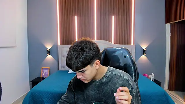 Tommy18   online show from November 5, 4:25 am