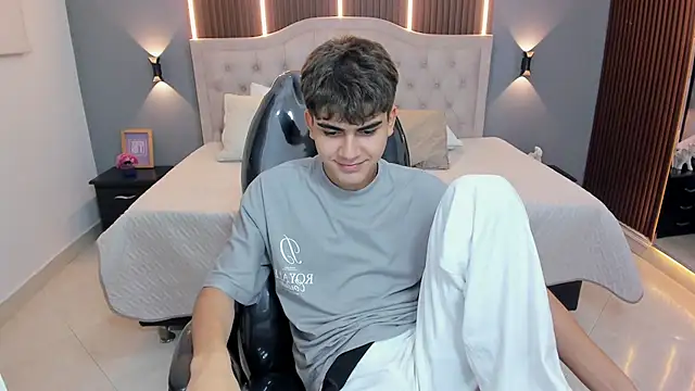 Tommy18   online show from February 22, 6:37 am