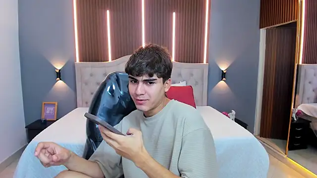 Tommy18   online show from November 20, 3:28 am