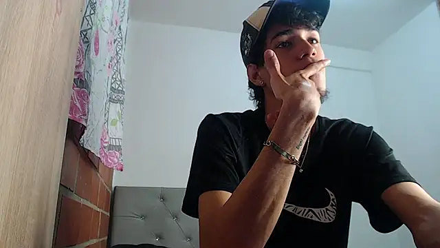 Snapshot of Alejandro_bigdick_x chatting on February 8, 7:59 am Alejandro bigdick x online show from February 8, 7:59 am