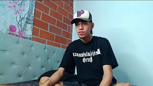 Snapshot of Alejandro_bigdick_x chatting on February 17, 6:31 am Alejandro bigdick x online show from February 17, 6:31 am