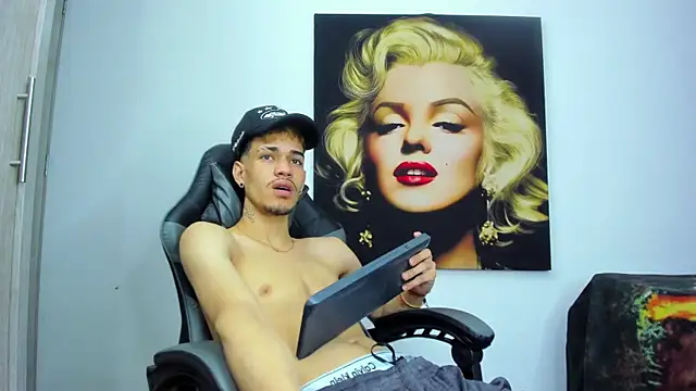 Snapshot of Alejandro_bigdick_x chatting on September 11, 4:55 am Alejandro bigdick x online show from September 11, 4:55 am