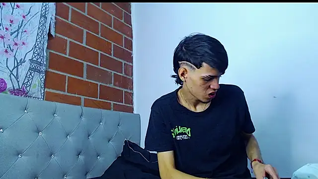 Snapshot of Alejandro_bigdick_x chatting on February 28, 2:31 am Alejandro bigdick x online show from February 28, 2:31 am