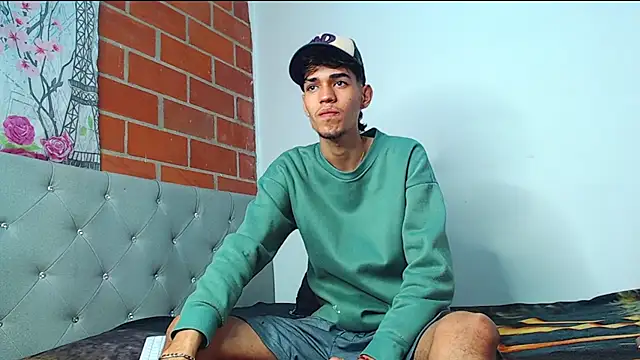 Snapshot of Alejandro_bigdick_x chatting on February 18, 6:04 am Alejandro bigdick x online show from February 18, 6:04 am