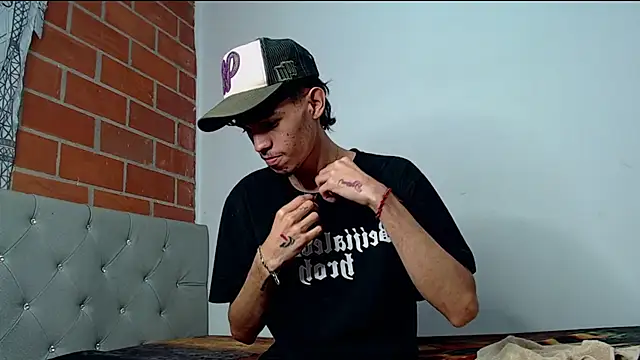 Snapshot of Alejandro_bigdick_x chatting on February 20, 5:01 am Alejandro bigdick x online show from February 20, 5:01 am