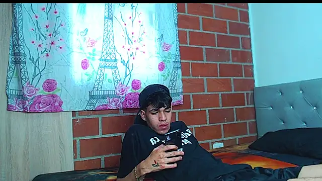 Snapshot of Alejandro_bigdick_x chatting on March 5, 10:44 pm Alejandro bigdick x online show from March 5, 10:44 pm