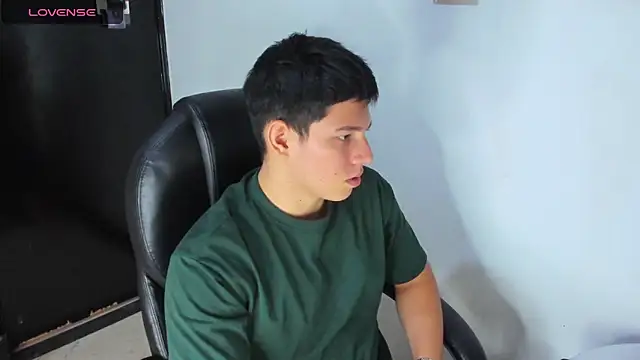 Snapshot of JamesCr_ chatting on March 23, 4:49 am JamesCr  online show from March 23, 4:49 am