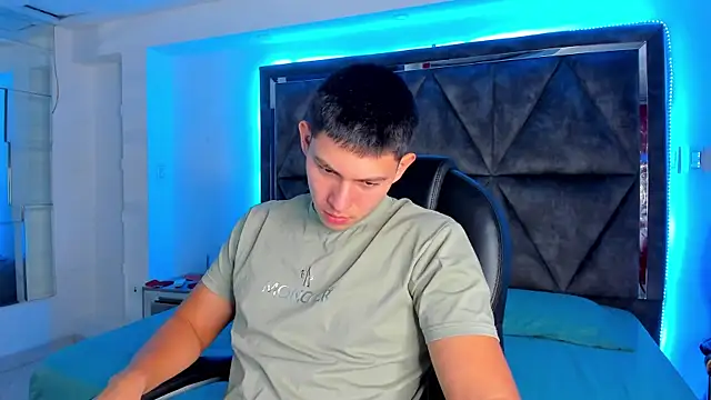 Snapshot of JamesCr_ chatting on February 17, 1:10 pm JamesCr  online show from February 17, 1:10 pm
