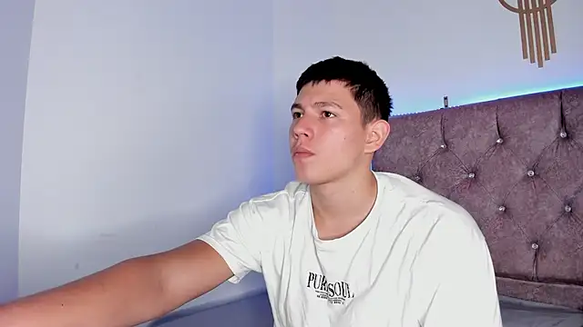 Snapshot of JamesCr_ chatting on February 25, 1:39 pm JamesCr  online show from February 25, 1:39 pm