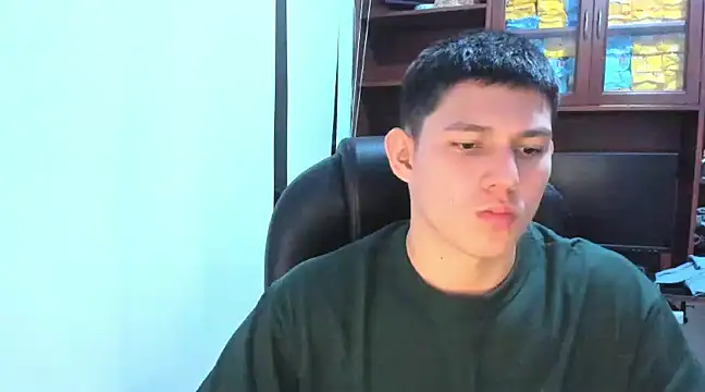 Snapshot of JamesCr_ chatting on February 24, 10:14 pm JamesCr  online show from February 24, 10:14 pm