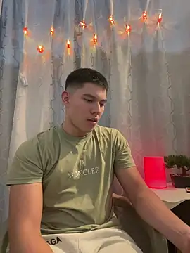 Snapshot of JamesCr_ chatting on February 10, 1:35 am JamesCr  online show from February 10, 1:35 am