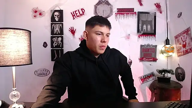 Snapshot of JamesCr_ chatting on October 25, 2:57 am JamesCr  online show from October 25, 2:57 am