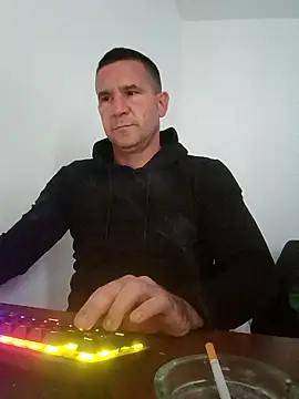 Snapshot of Mister1985 chatting on October 6, 5:34 am Mister1985 online show from October 6, 5:34 am