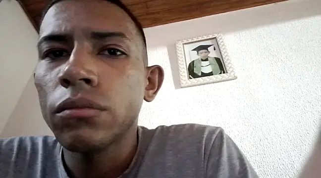 Snapshot of Mineirinho043 chatting on February 14, 9:43 pm Mineirinho043 online show from February 14, 9:43 pm