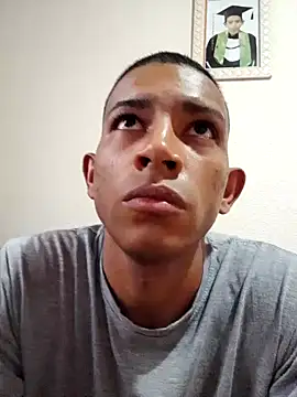 Snapshot of Mineirinho043 chatting on February 9, 6:37 pm Mineirinho043 online show from February 9, 6:37 pm