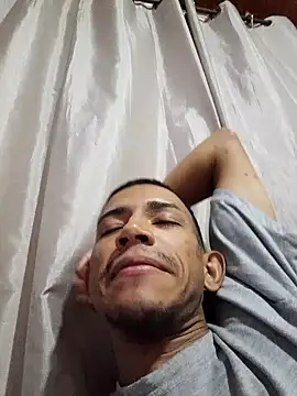 Snapshot of Mineirinho043 chatting on February 27, 12:41 am Mineirinho043 online show from February 27, 12:41 am