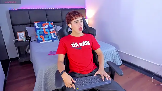 Aiiden 15 online show from December 17, 1:07 pm