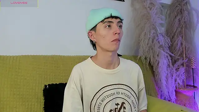 Snapshot of MaikyCooper chatting on October 1, 8:24 pm MaikyCooper online show from October 1, 8:24 pm