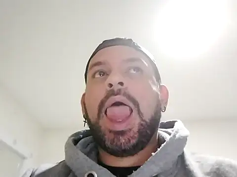 Snapshot of tonyglams chatting on February 20, 10:37 pm tonyglams online show from February 20, 10:37 pm