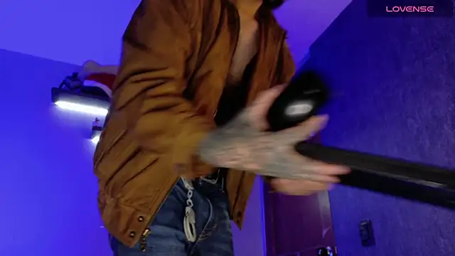 K cique online show from December 5, 10:17 pm