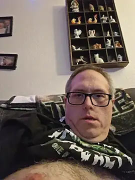 Snapshot of Smallone327 chatting on October 25, 6:04 am Smallone327 online show from October 25, 6:04 am