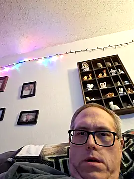 Snapshot of Smallone327 chatting on October 4, 6:40 am Smallone327 online show from October 4, 6:40 am