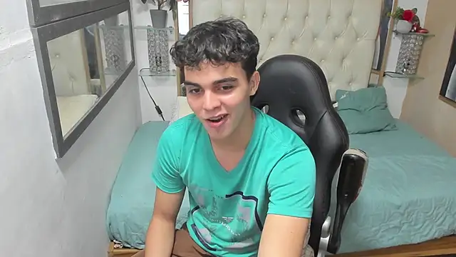 Snapshot of heiker_ chatting on September 24, 2:44 am heiker  online show from September 24, 2:44 am