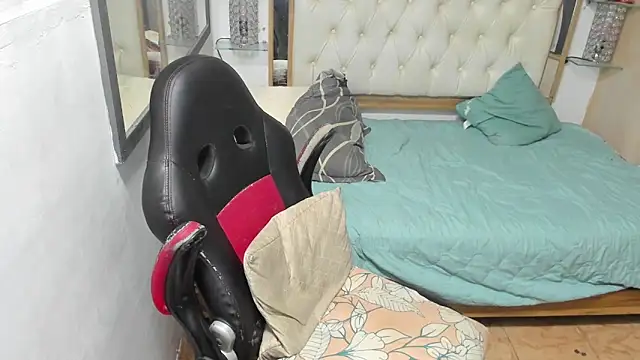Snapshot of heiker_ chatting on October 2, 2:37 am heiker  online show from October 2, 2:37 am