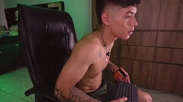 Snapshot of ErosKhaos chatting on October 22, 6:43 pm ErosKhaos online show from October 22, 6:43 pm