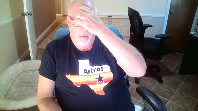 Snapshot of superbearboss chatting on October 24, 3:36 pm superbearboss online show from October 24, 3:36 pm