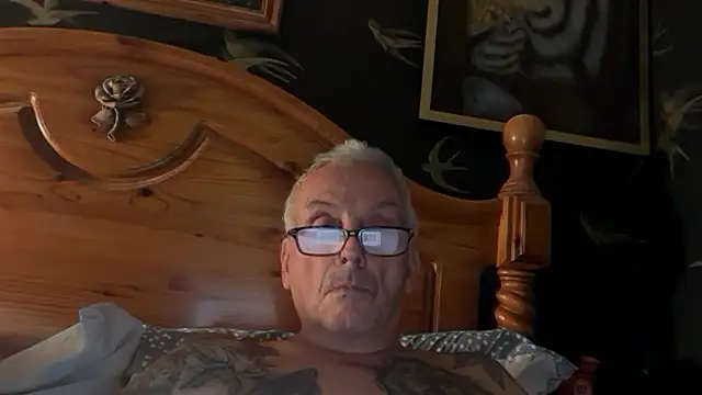 poggles online show from October 9, 7:30 pm