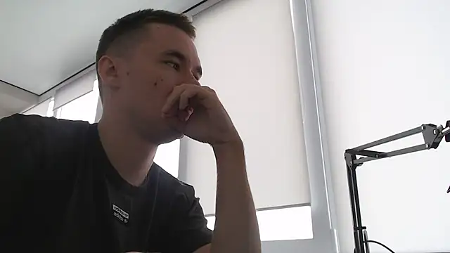 Snapshot of FreddyBredi chatting on October 6, 7:02 am FreddyBredi online show from October 6, 7:02 am