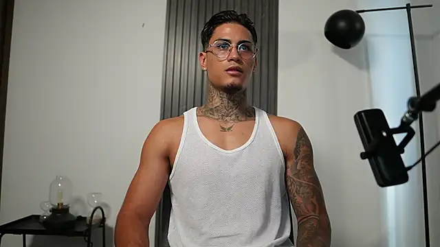 Snapshot of AxelVilla_ chatting on October 28, 7:49 pm AxelVilla  online show from October 28, 7:49 pm