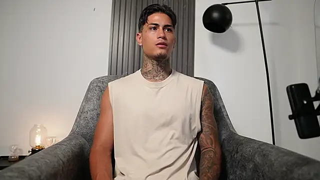 Snapshot of AxelVilla_ chatting on October 16, 9:01 pm AxelVilla  online show from October 16, 9:01 pm