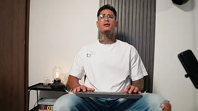 Snapshot of AxelVilla_ chatting on October 14, 8:16 pm AxelVilla  online show from October 14, 8:16 pm