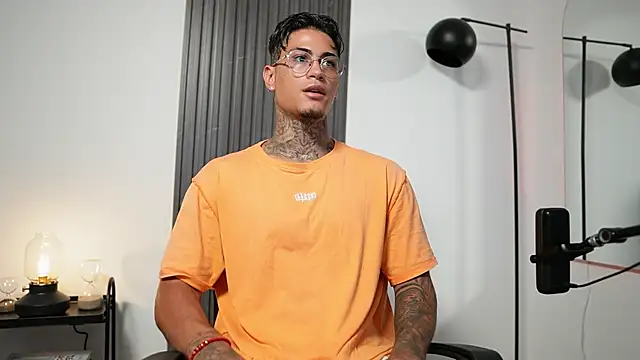 Snapshot of AxelVilla_ chatting on September 10, 8:51 pm AxelVilla  online show from September 10, 8:51 pm