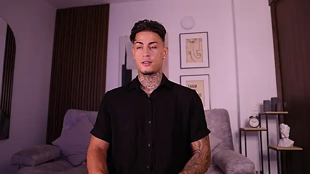 Snapshot of AxelVilla_ chatting on September 12, 7:47 pm AxelVilla  online show from September 12, 7:47 pm