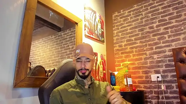 Snapshot of VinzenzRizzo chatting on October 25, 5:53 am VinzenzRizzo online show from October 25, 5:53 am