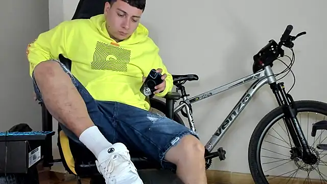 Snapshot of HELLSTAR chatting on October 20, 8:18 am HELLSTAR online show from October 20, 8:18 am